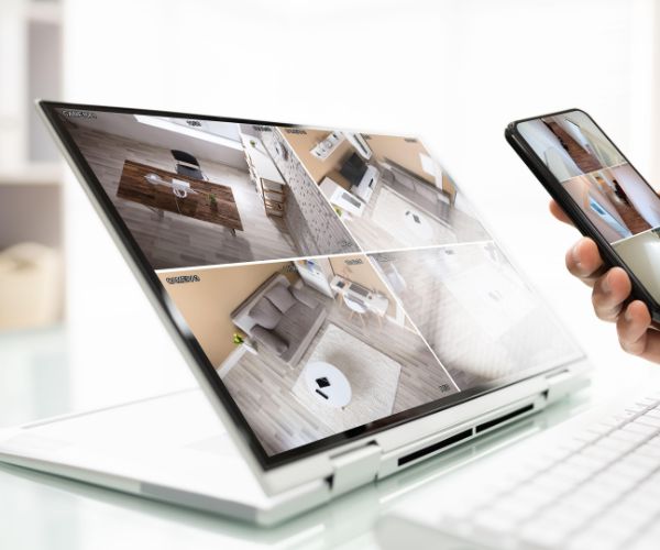 Widok z kamer monitoringu domowego na laptopie i smartfonie – system alarmowy w Łomiankach