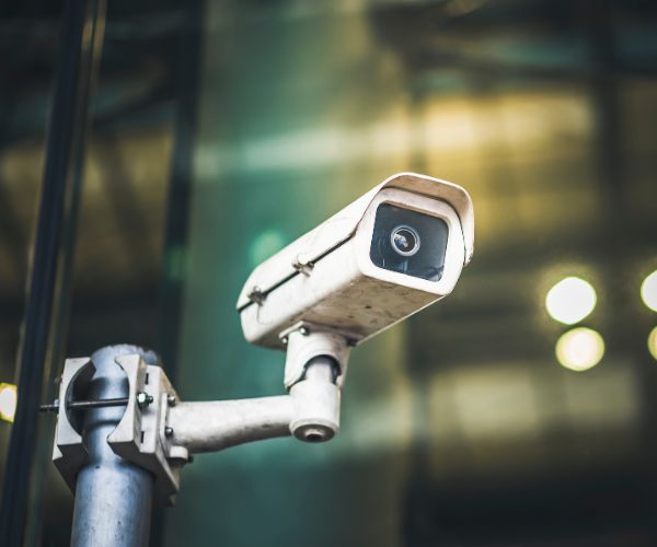 Kamera monitoringu zewnętrznego na osiedlu w Piasecznie Nowoczesna kamera monitoringu zamontowana na budynku w Piasecznie