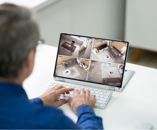 Podgląd z monitoringu domowego w Piasecznie Widok z kamer monitoringu domowego na ekranie laptopa – monitoring Piaseczno