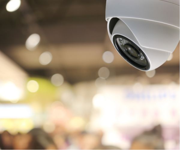 Kamera kopułkowa wewnętrzna – monitoring sklepu w Łomiankach Kamera monitoringu wewnętrznego zamontowana w lokalu usługowym w Łomiankach