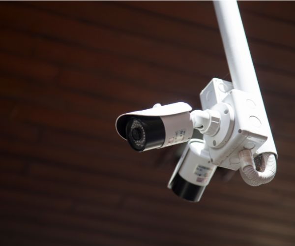 Kamery zewnętrzne na elewacji – system CCTV w Łomiankach Zewnętrzne kamery monitoringu zamontowane na budynku mieszkalnym w Łomiankach